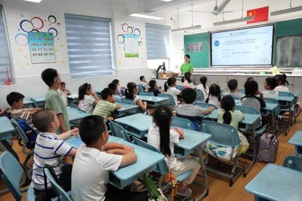 爱心暑托班里有一场“芳华轮回”