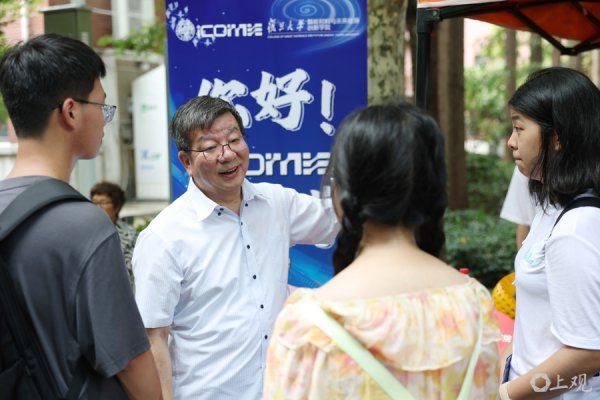 复旦重生报到，与名师近距离雷同是一种奈何的体验？